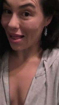 Cachonda reina milf le encanta sentir cómo la llenas
