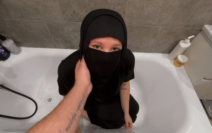 Nviz: 더러운 창녀를 집어 들고 셰이크 - 그녀를 씻고 그녀 전체에 오줌을 싸다