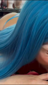 Dívka se chystá rozbít zadek