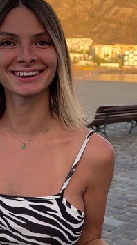 Annika freut sich über ihre neuen Anschaffungen, nimmt mich mit auf eine öffentliche Toilette, um den Schwanz in den Mund zu nehmen und gevögelt zu werden