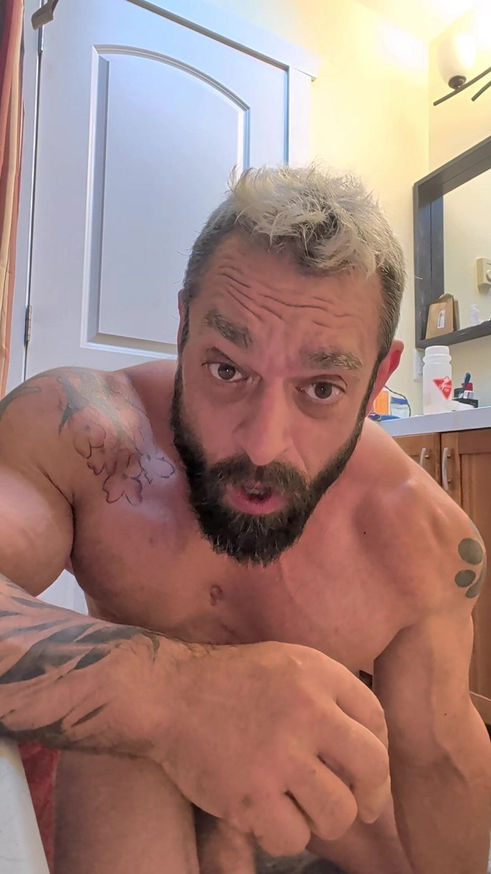 Bruiser Bearwood: Silikonlu yarak mastürbasyonu