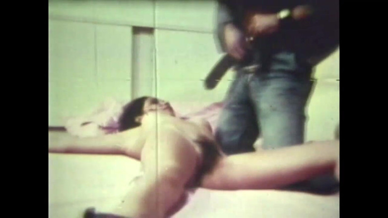 Vintage megastore: 不幸な毛深いブルネットのためのアメリカのヴィンテージBDSMはベッドに縛られ、大きなコックによって激しく犯される