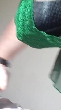 Sono a letto indossando la mia bambola trasparente verde mi sento una donna da quando e voglio avere un grosso cazzo dentro di me per sborrare