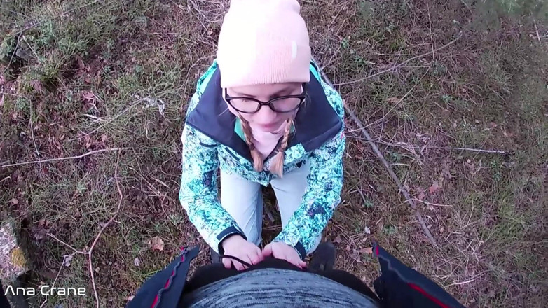 Ana Crane: Tiefer blowjob beim gehen im wald mit sperma im mund