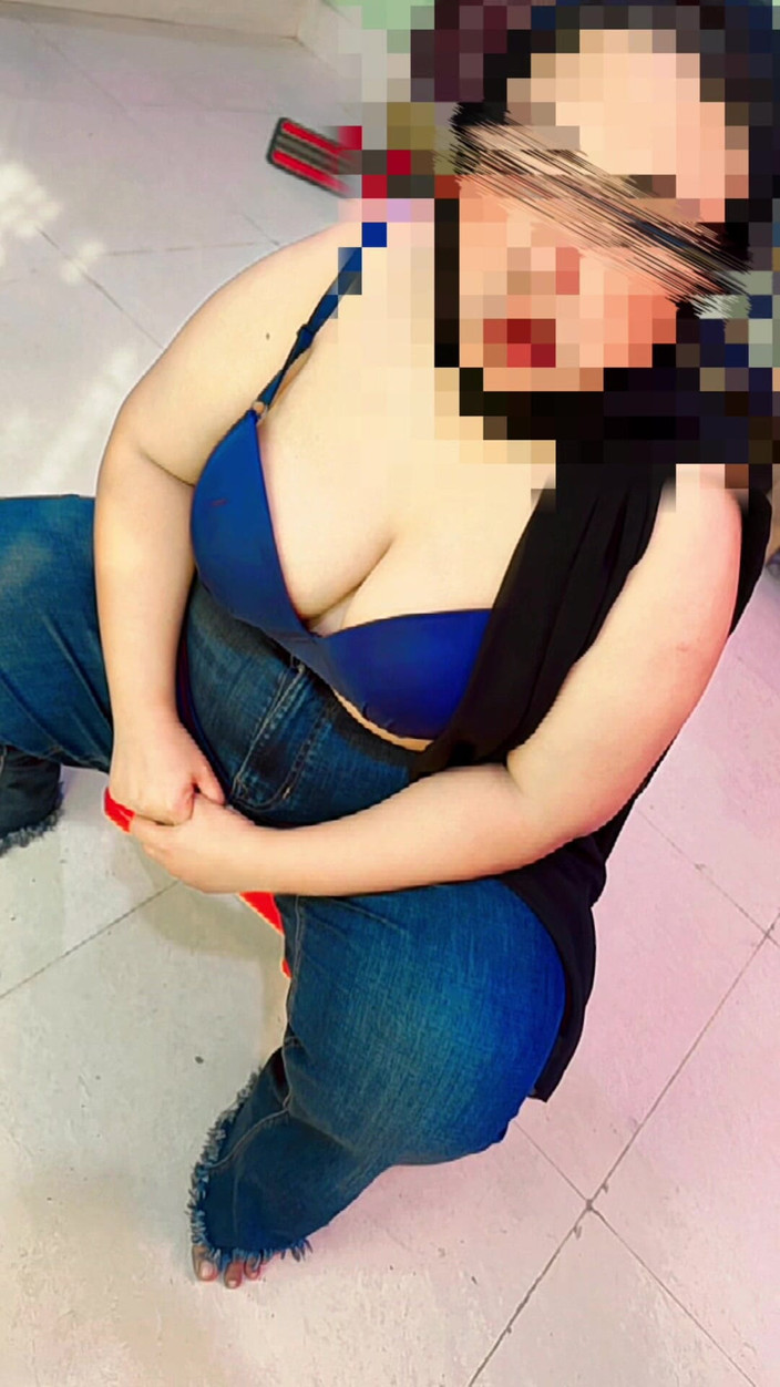 Aria Mia: Muslimská arabská roztomilá bbw sexy studentka jen svléká její vysokoškolské šaty...