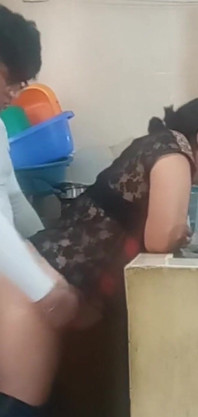 Pekerja rumah tangga bersetubuh dan mengisap ketika istriku terganggu