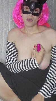 Ich fühle mich frech! Meine großen titten und meine muschi-maske sind bereit zu spielen