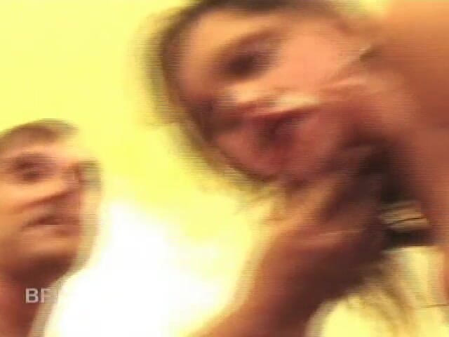 Hardcore bombshells: Dwóch napalone kolesie dominują na ich brunett.