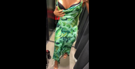 CarryLight: Hari ini aku ngijinin kamu ngintip aku di ruang ganti