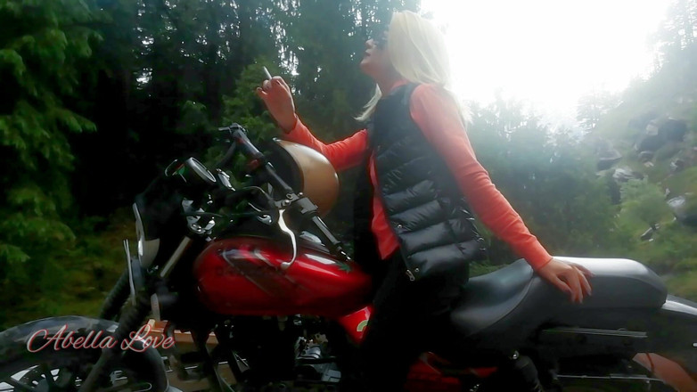 Abella Love: Rote lippen, blondine raucht sinnlich auf rasta fahrrad im freien