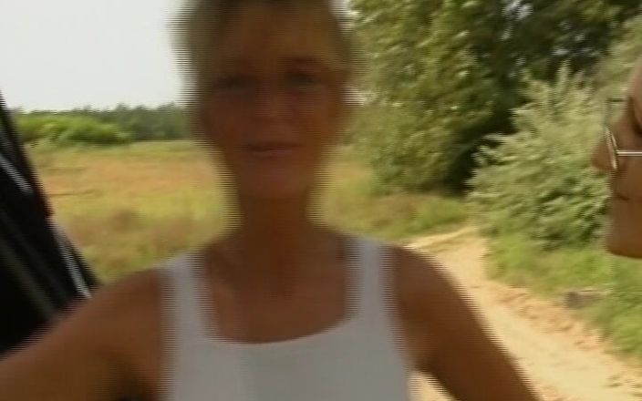 German Amateur Videos: Video gadis jerman lagi asik fingering memeknya di depan umum