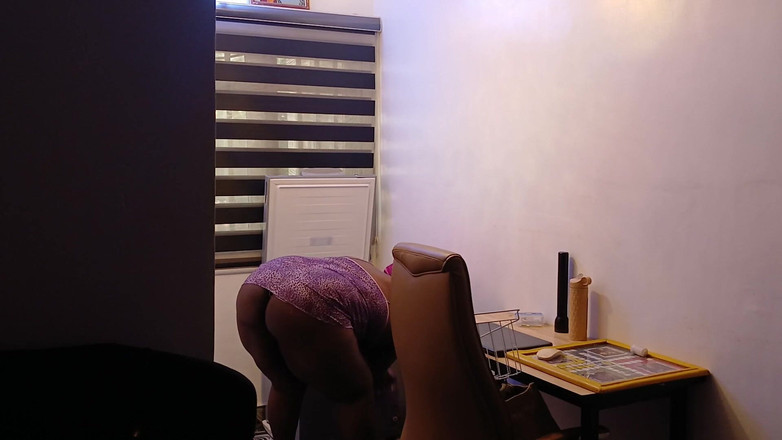 Mara Exotic: 家事担当:エボニー・ファット・アス・ベイブが前かがみになる