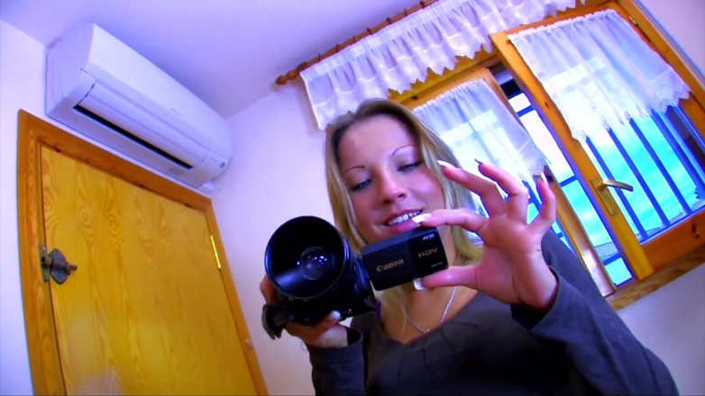 CBD Media: Hermosa rubia tatuada es follada en cámara en vivo para...