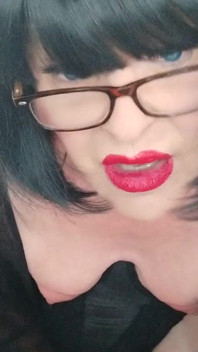 Ragazza trans al capezzolo gonfio