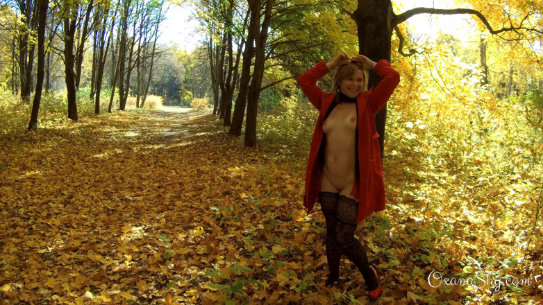 MILF Oxana: Berkelip luar dan blowjob di taman autumn