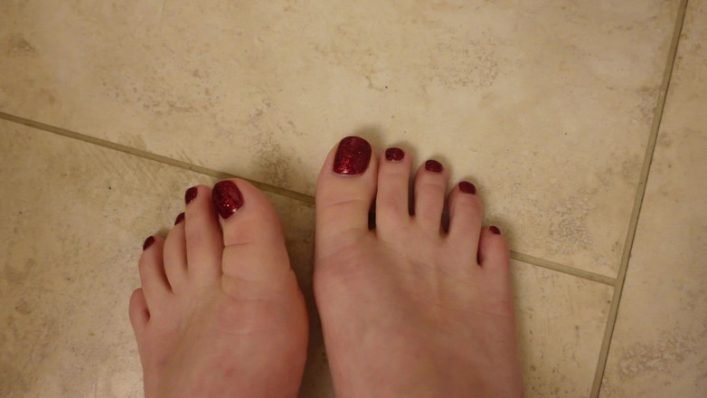 Deanna deadly: Snabb ny pedikyr visar upp glittrande röda tånaglar