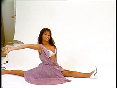 Lucky Cooch: Приголомшлива брюнетка на фотозйомці