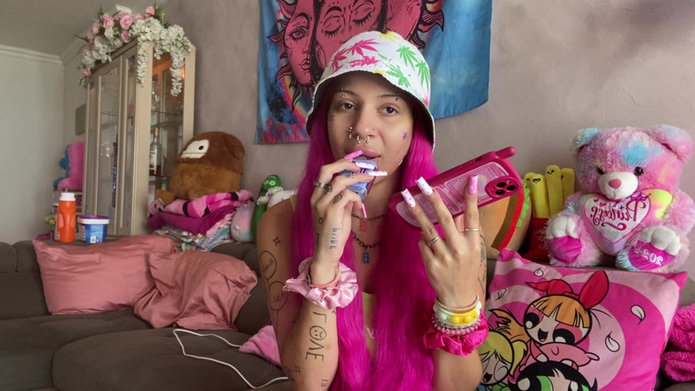 Nali Marie: En primer plano - vapeando mientras llama a mi novio diciéndote...