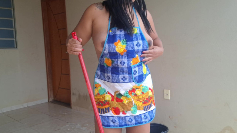 Nicoly Mattos: Isteri pelacur membersihkan halaman hanya dengan apron dan seluar dalam -...