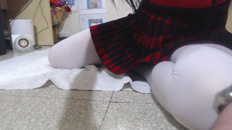 WEBREGINETTA2023: Da Sotto Gonna Rossa Sfilare Calze E Masturbati