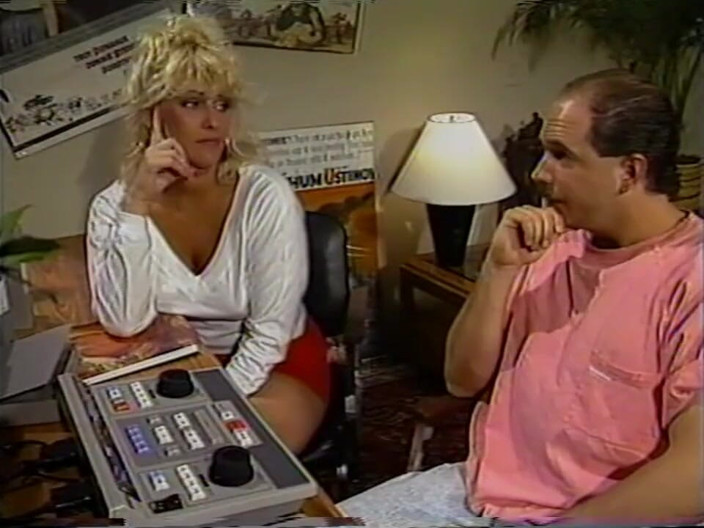 Vintage Usa: Sexy blonďatá žena s velkými prsy miluje černého ptáka v kundičce v ústech