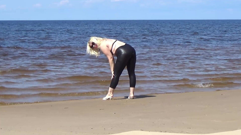 RedRoseRus: Un grande culo in pelle - passeggiata in spiaggia
