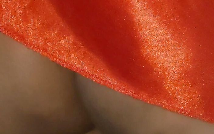 Bhabhi daber: Ji si wanita India dengan gaun merah