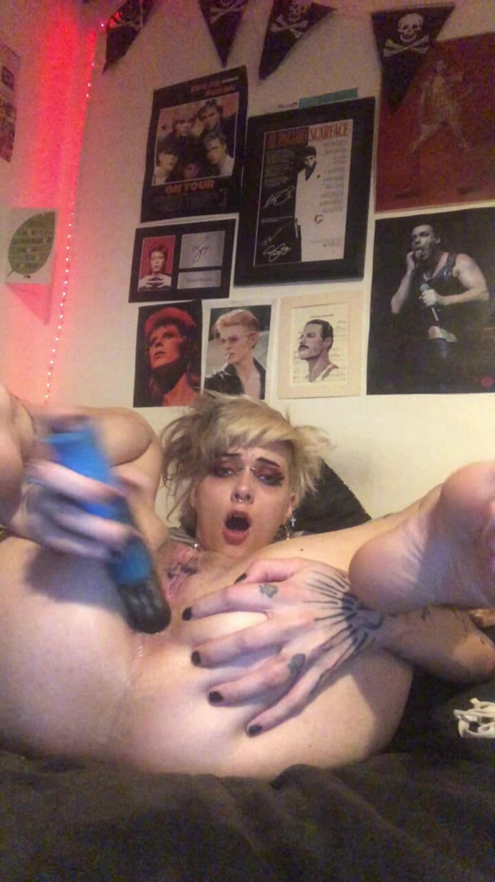 Glitterqueen1999: 痩せた18歳のスラットがディープスロートの後にアナルを突き、射精する