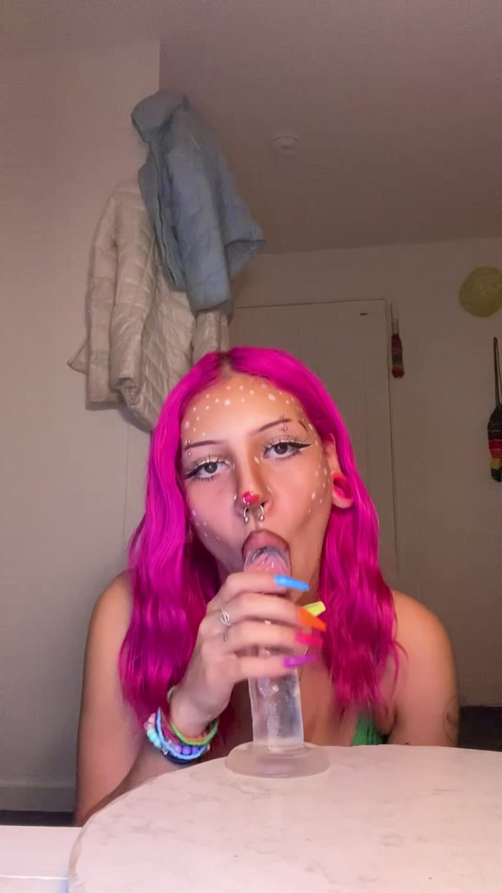 Nali Marie: Sürtük reindeer dildo emiyor salyası salya akıtan rol yapma