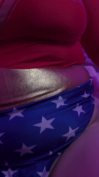 Superwoman está feliz em brincar com o pau grande do papai
