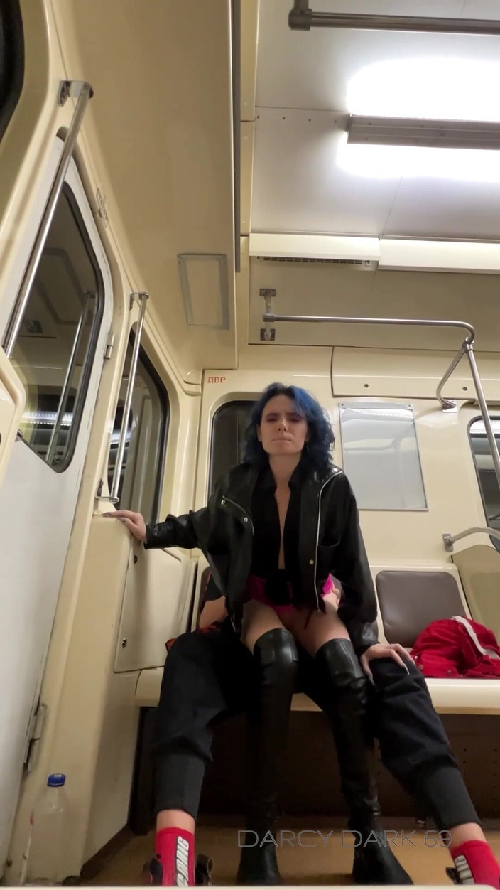 Darcy Dark: Sexo en un vagón del metro