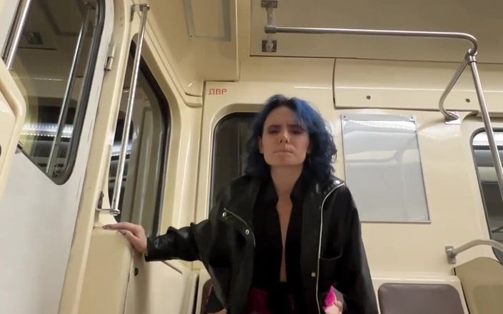 Darcy Dark: Sex v autě metra