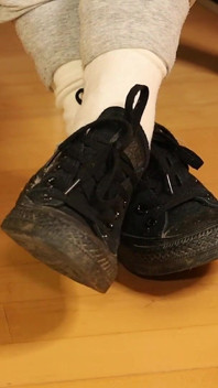 Calzini bianchi sporchi e vecchie sneakers - vero gioco con le scarpe