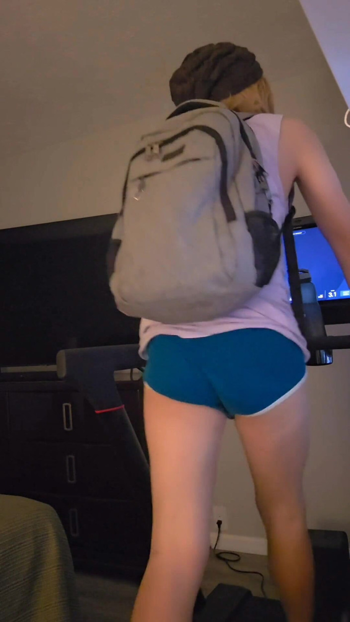 Kinkytwinkpamps: Cewek kembar ini berlari di treadmill dengan pakaian dalam