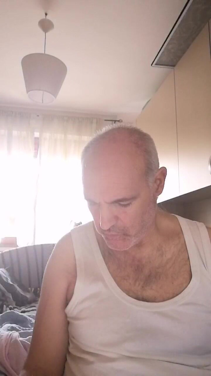 Setesesso7: Eu me masturbo assistindo a um vídeo erótico de um...