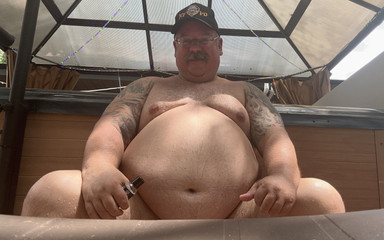 Hand-Free-Daddy-Chub: Nejlepší přítel je nahý a stříká při zvedání váhy, zatímco...