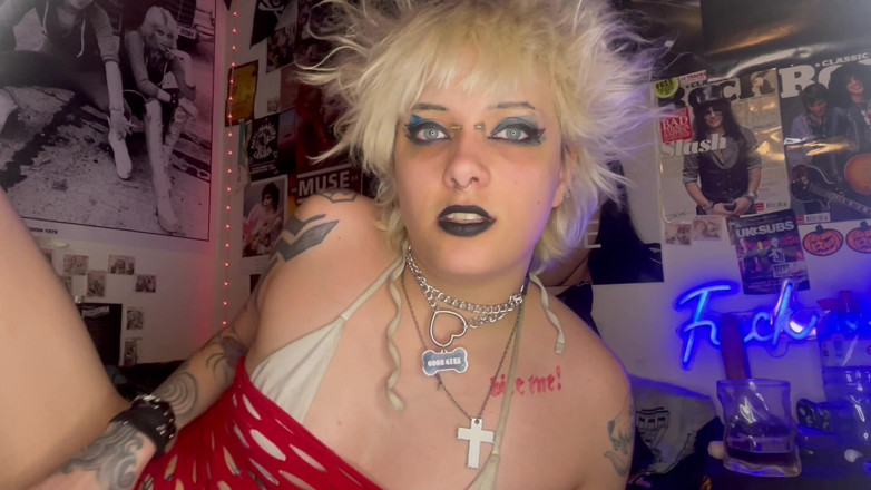 Glitterqueen1999: 把我的童贞继兄弟的鸡巴切除术，它太小了