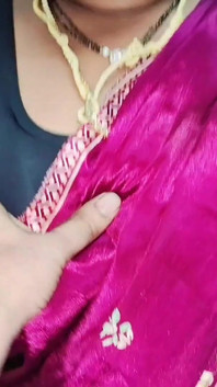 Tamilisches paar, desi-frau mit sari sexy möpsen und großem pennis, blowjob, massieren