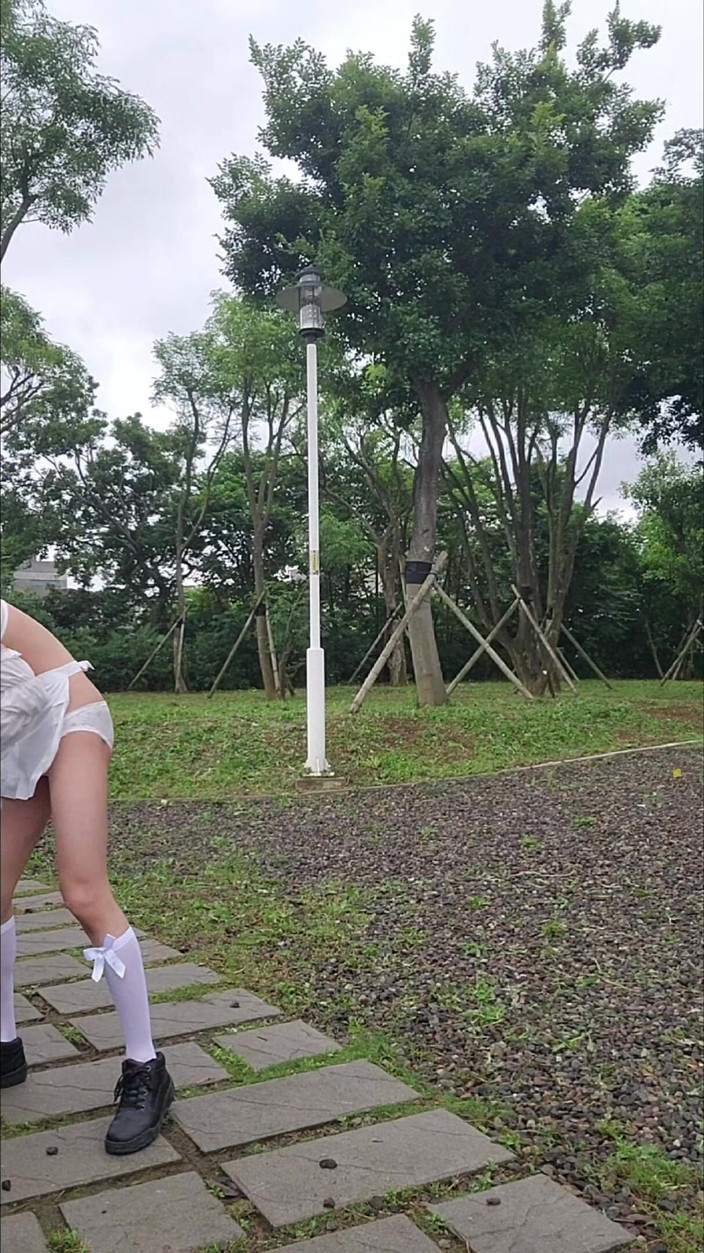 NotAFuta: Služka Exhibicionist v parku