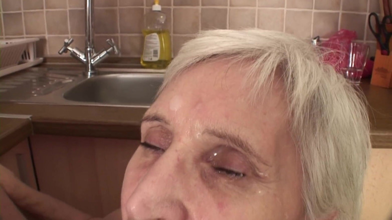 Mature Climax - 100% Mature Videos: Nadržená gilfka v punčochách je ošukaná v kuchyni