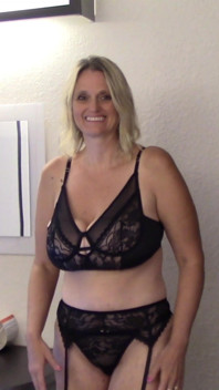 MILF sieht sexy in schwarzen dessous aus