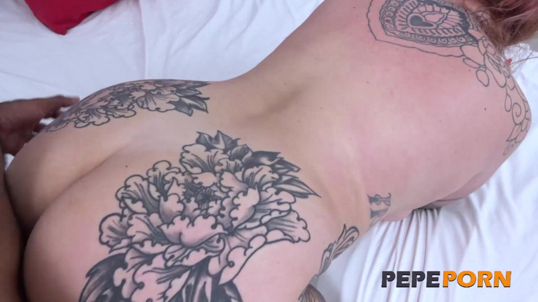 PepePorn: Super děvka milf dostane mezirasové péro. Angie Doll, potetovaná macecha...