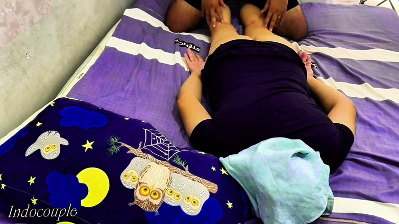 Indo Couple: Zmysłowy salon masażu, w którym seksowna dziewczyna w kebaya i...