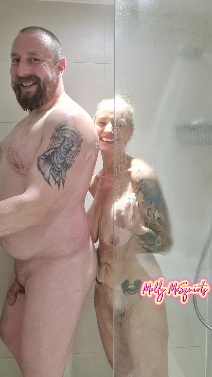 Molly McSquirts: Una doccia e piscio con una londinese