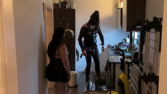 DOMINATRIX6: 与电视奴隶的恋物癖阁楼清理会议 第2-3部分。