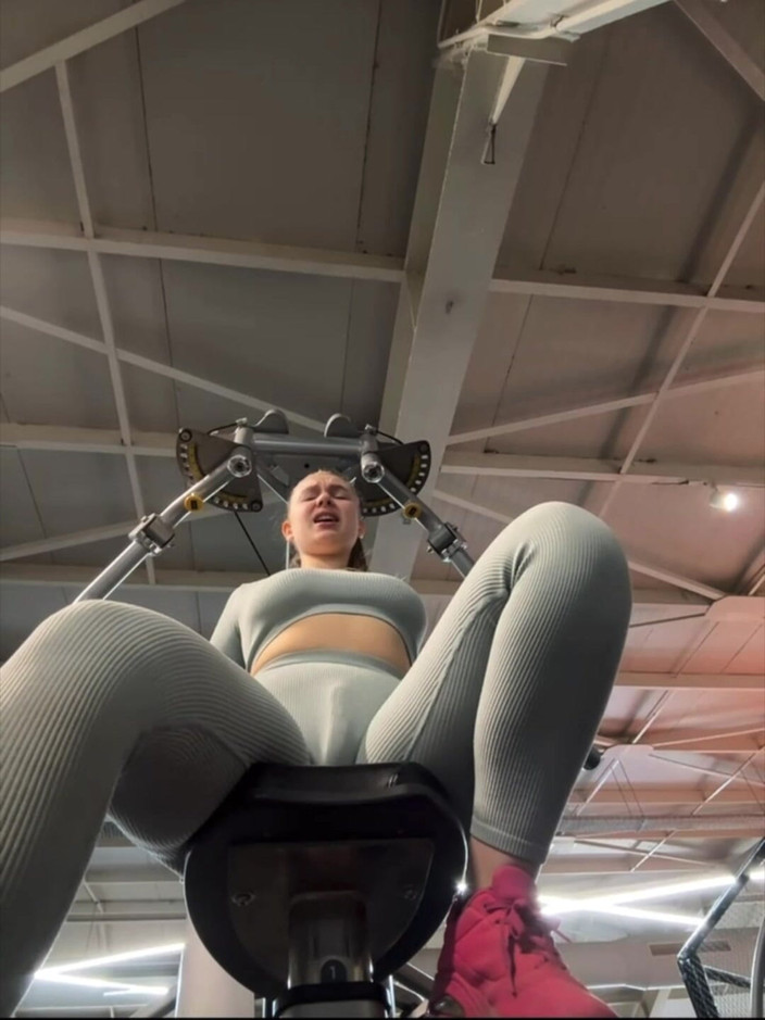 JuiceLussie: Masturbe si fort dans la salle de sport