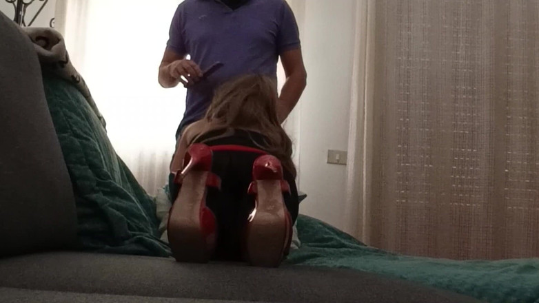 LauraOnHeels: MILF em meia-calça e saltos dá um boquete