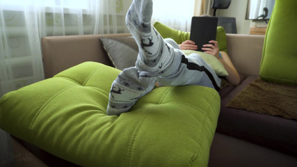 Teasecombo 4K: Awek panas mengusik kaki seksinya buatan sendiri amatur sebenar