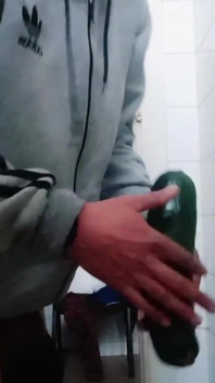 Genç bir eşcinsel adam, terk edilmiş bir banyoda anal zevk buluyor.