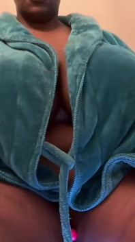 Une BBW à forte poitrine taquine et se fait baiser